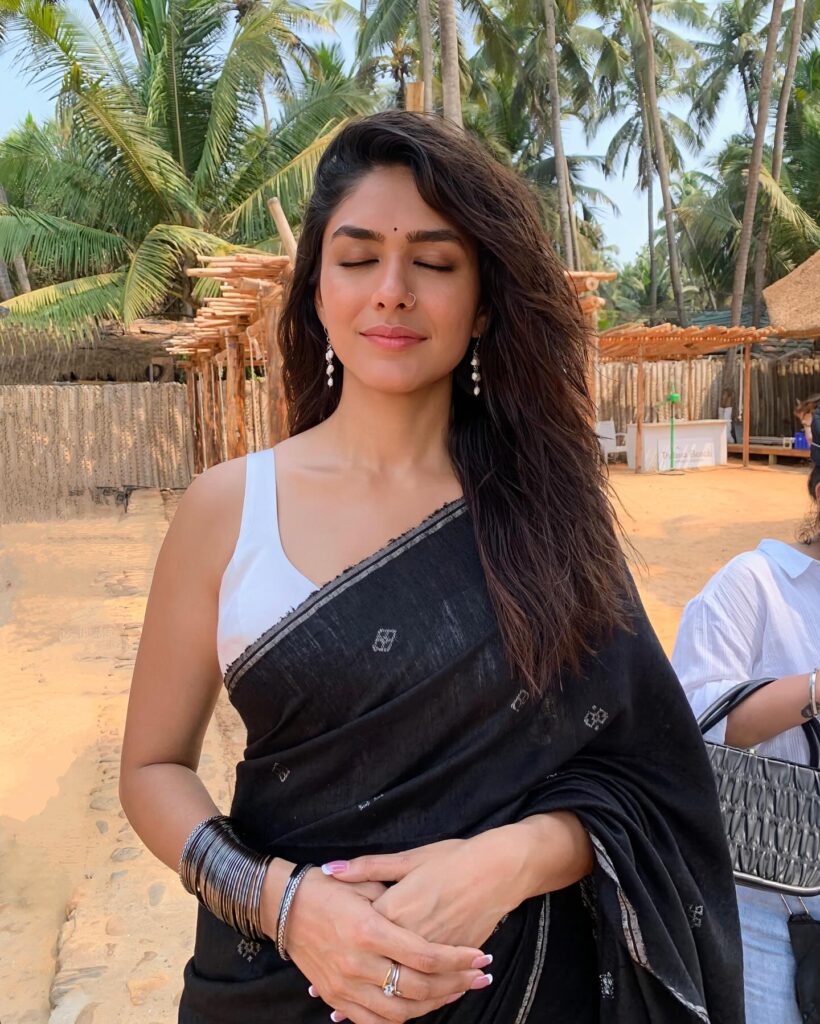 Mrunal Thakur in black Saree Hi Nanna film