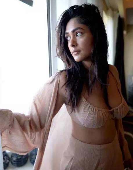 Mrunal Thakur hot dress