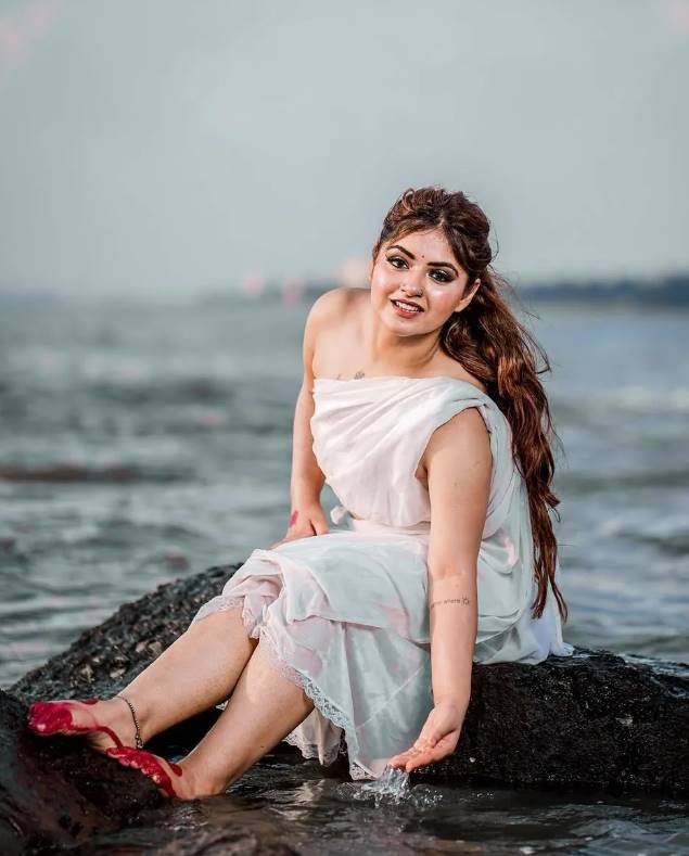 Shreya Tyagi Ullu tv actress hot photshoot saree